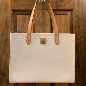 💐💐🌹Beautiful White Patent Dooney & Bourke Tote